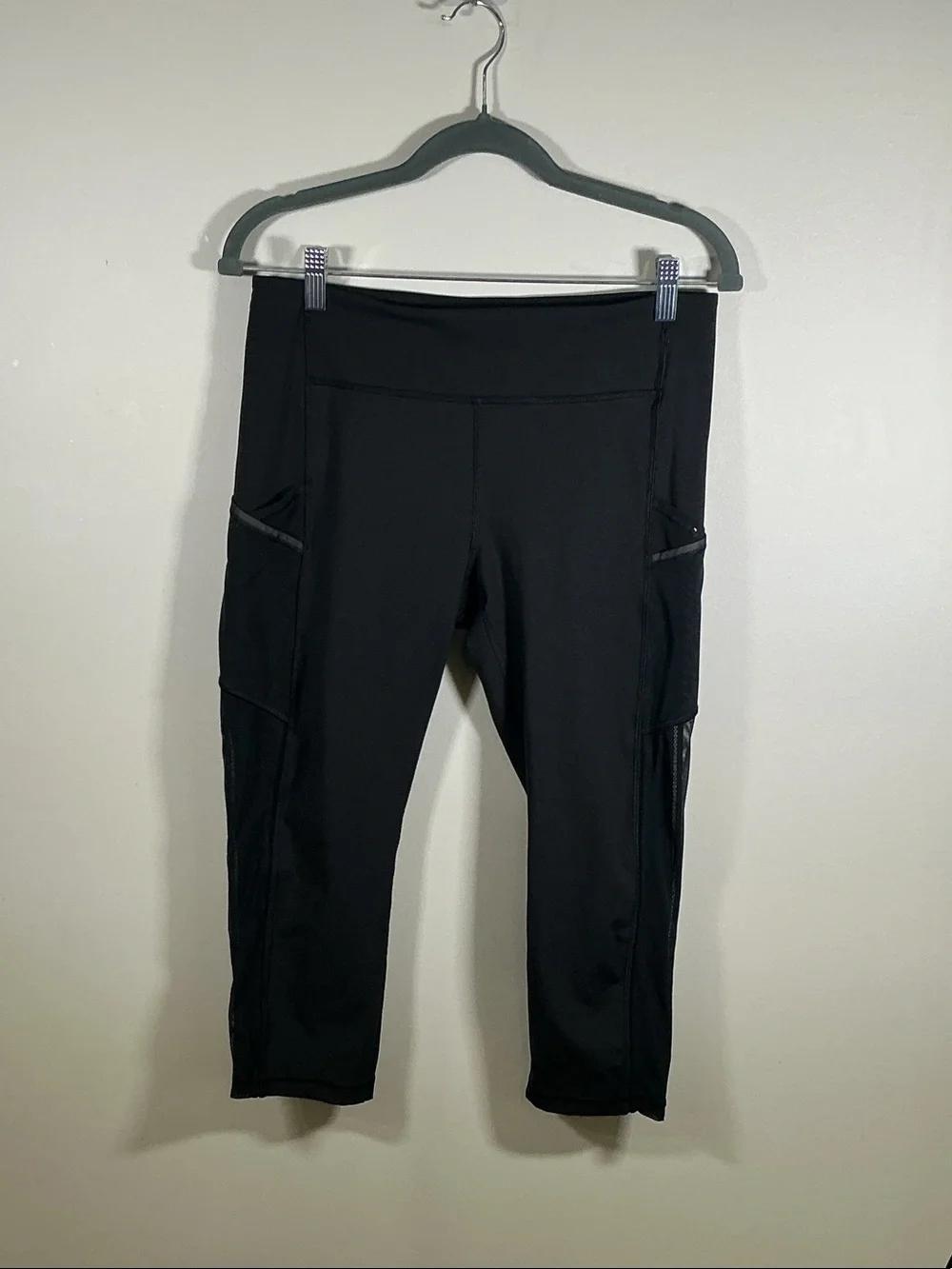 Lululemon Black Mesh Panel Crop Leggings Size 10 Side Pockets Zip Detail